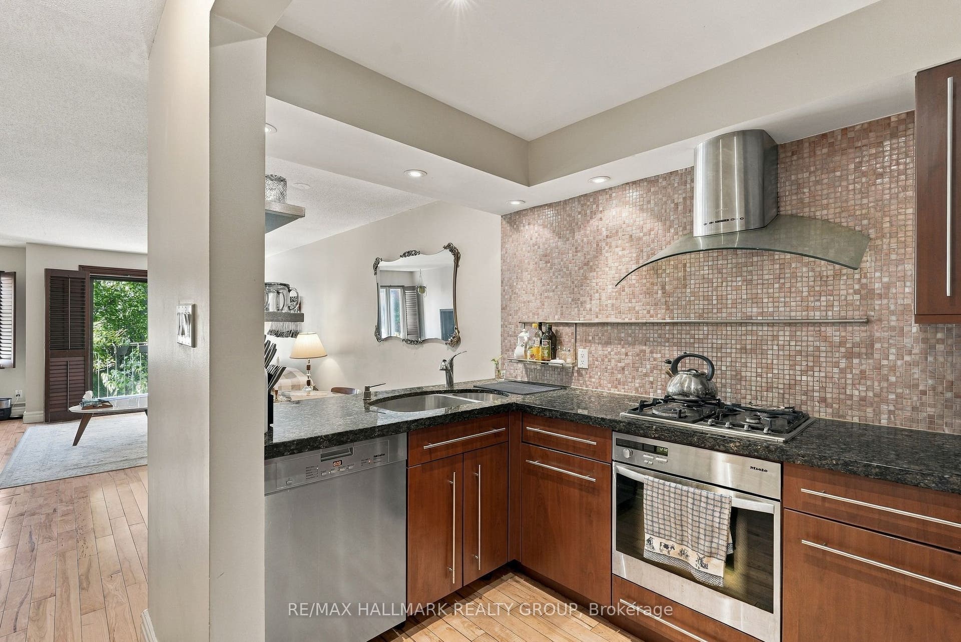 28 Crispin Private, Manor Park - Cardinal Glen And Area, Ottawa ON K1K 2T8 28 Crispin Private, Manor Park - Cardinal Glen And Area, Ottawa ON K1K 2T8