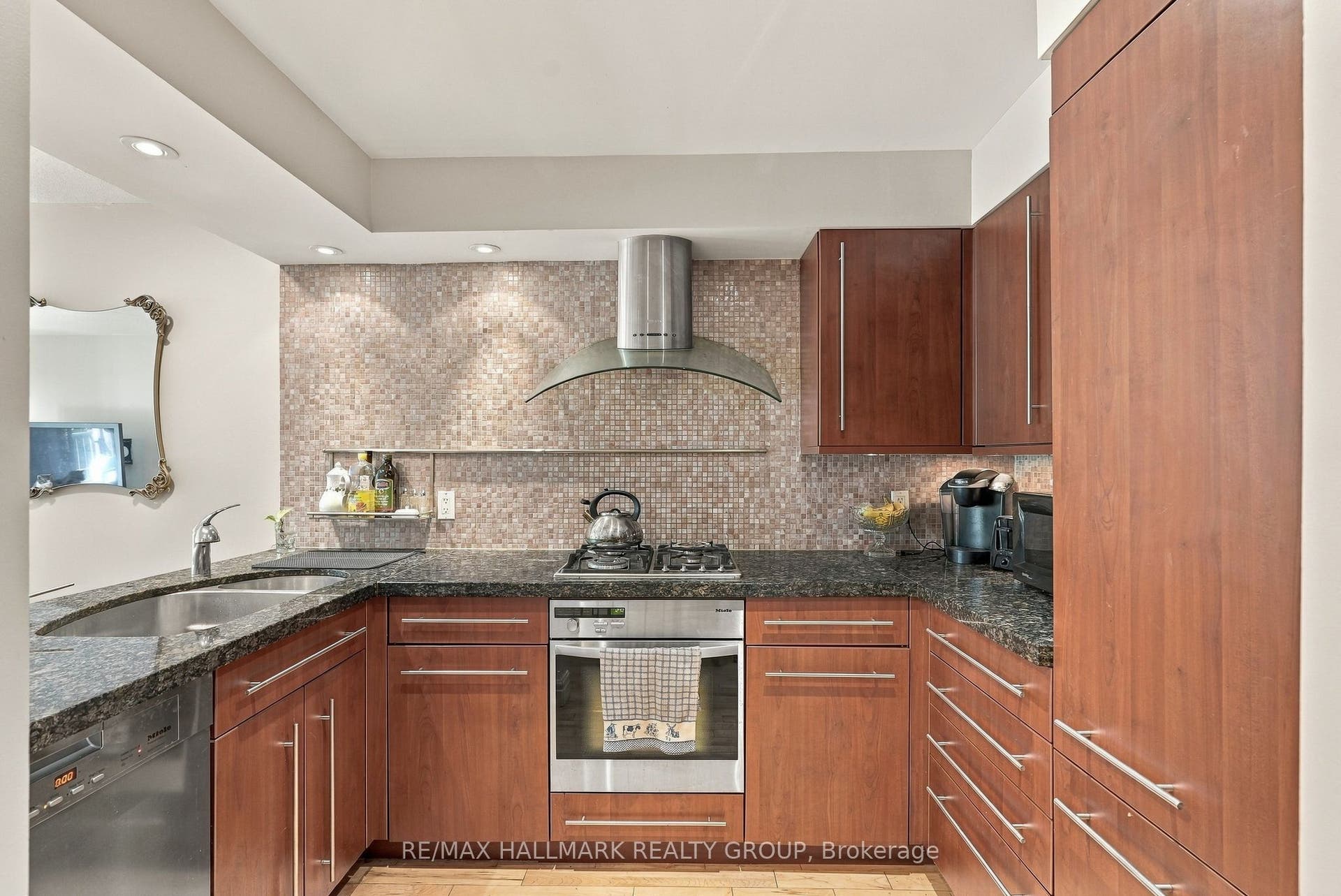 28 Crispin Private, Manor Park - Cardinal Glen And Area, Ottawa ON K1K 2T8 28 Crispin Private, Manor Park - Cardinal Glen And Area, Ottawa ON K1K 2T8