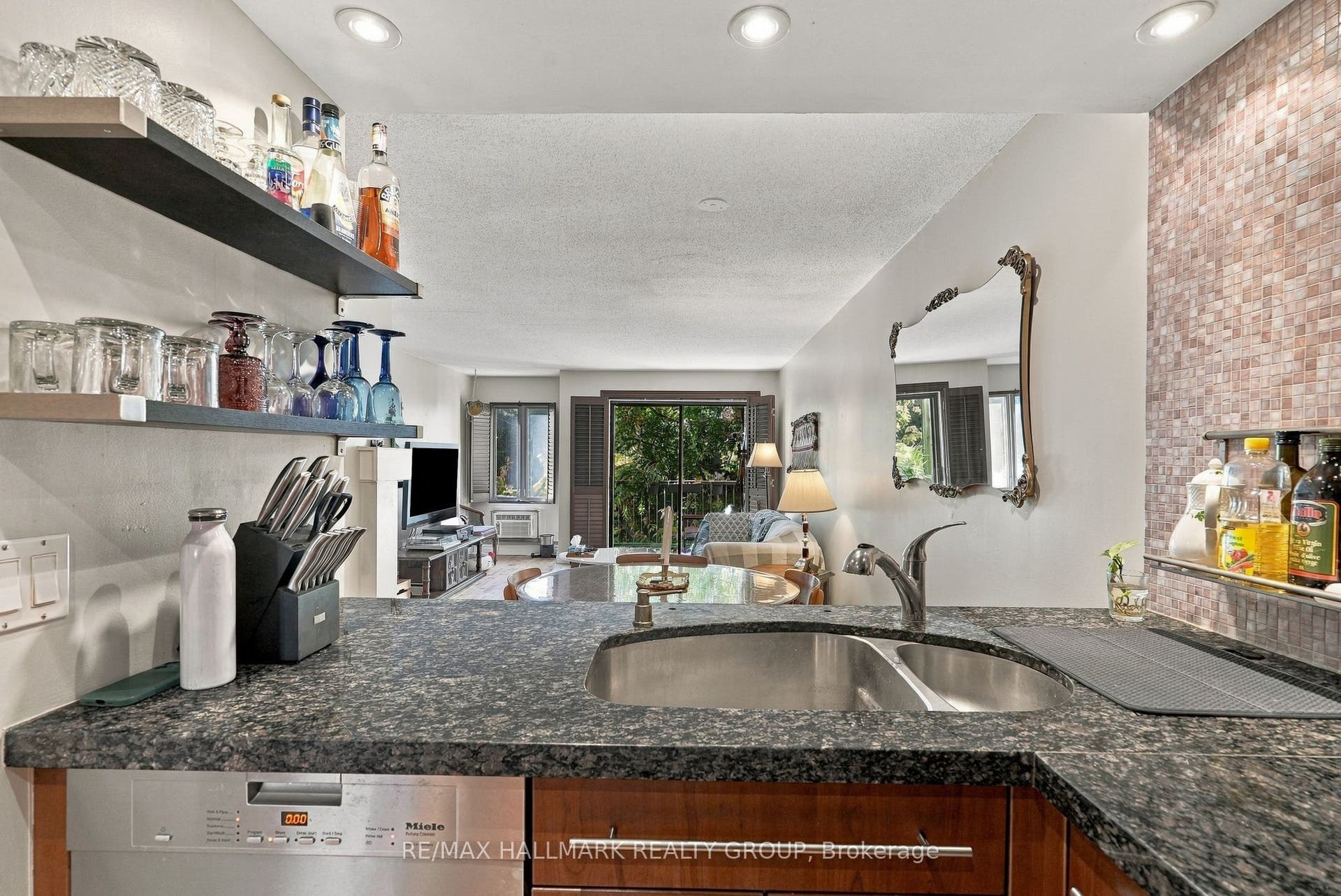 28 Crispin Private, Manor Park - Cardinal Glen And Area, Ottawa ON K1K 2T8 28 Crispin Private, Manor Park - Cardinal Glen And Area, Ottawa ON K1K 2T8