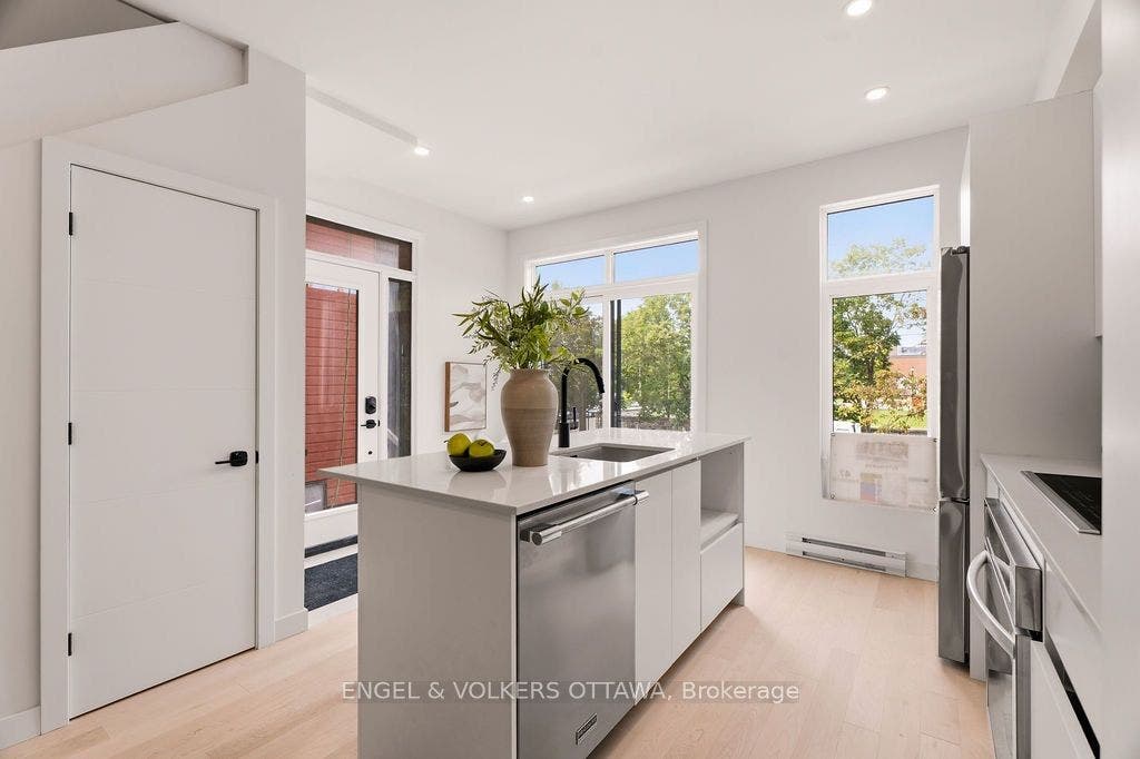 47 Fairmont Avenue, #A, West Centre Town, Ottawa ON K1Y 1X4 47 Fairmont Avenue, #A, West Centre Town, Ottawa ON K1Y 1X4