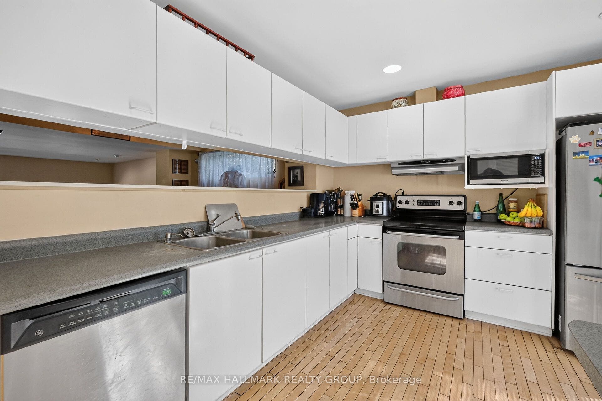 121 Mackay Street, #2, New Edinburgh - Lindenlea, Ottawa ON K1M 2B4 121 Mackay Street, #2, New Edinburgh - Lindenlea, Ottawa ON K1M 2B4