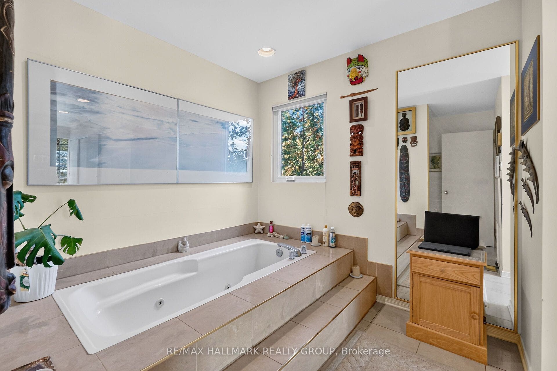 121 Mackay Street, #2, New Edinburgh - Lindenlea, Ottawa ON K1M 2B4 121 Mackay Street, #2, New Edinburgh - Lindenlea, Ottawa ON K1M 2B4