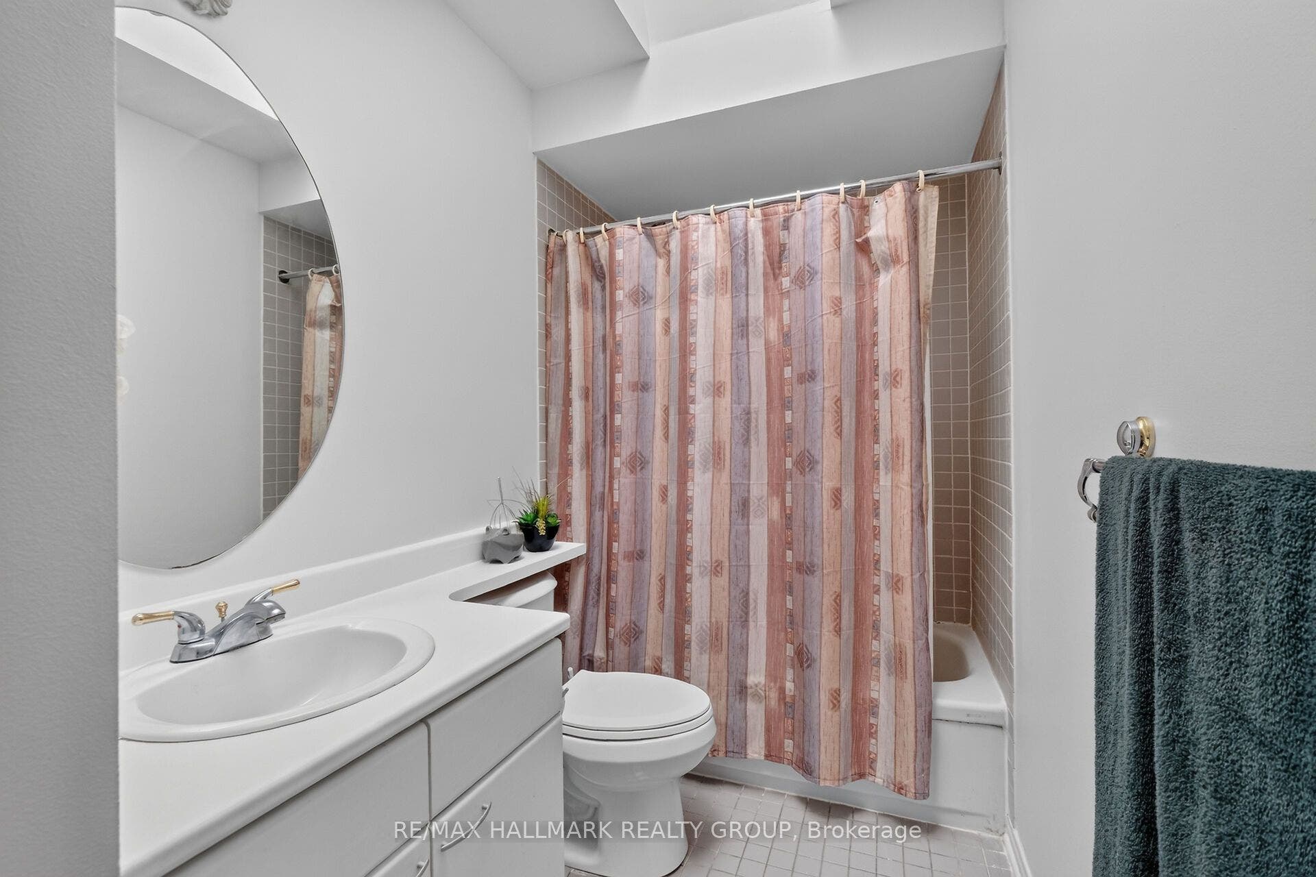 121 Mackay Street, #2, New Edinburgh - Lindenlea, Ottawa ON K1M 2B4 121 Mackay Street, #2, New Edinburgh - Lindenlea, Ottawa ON K1M 2B4