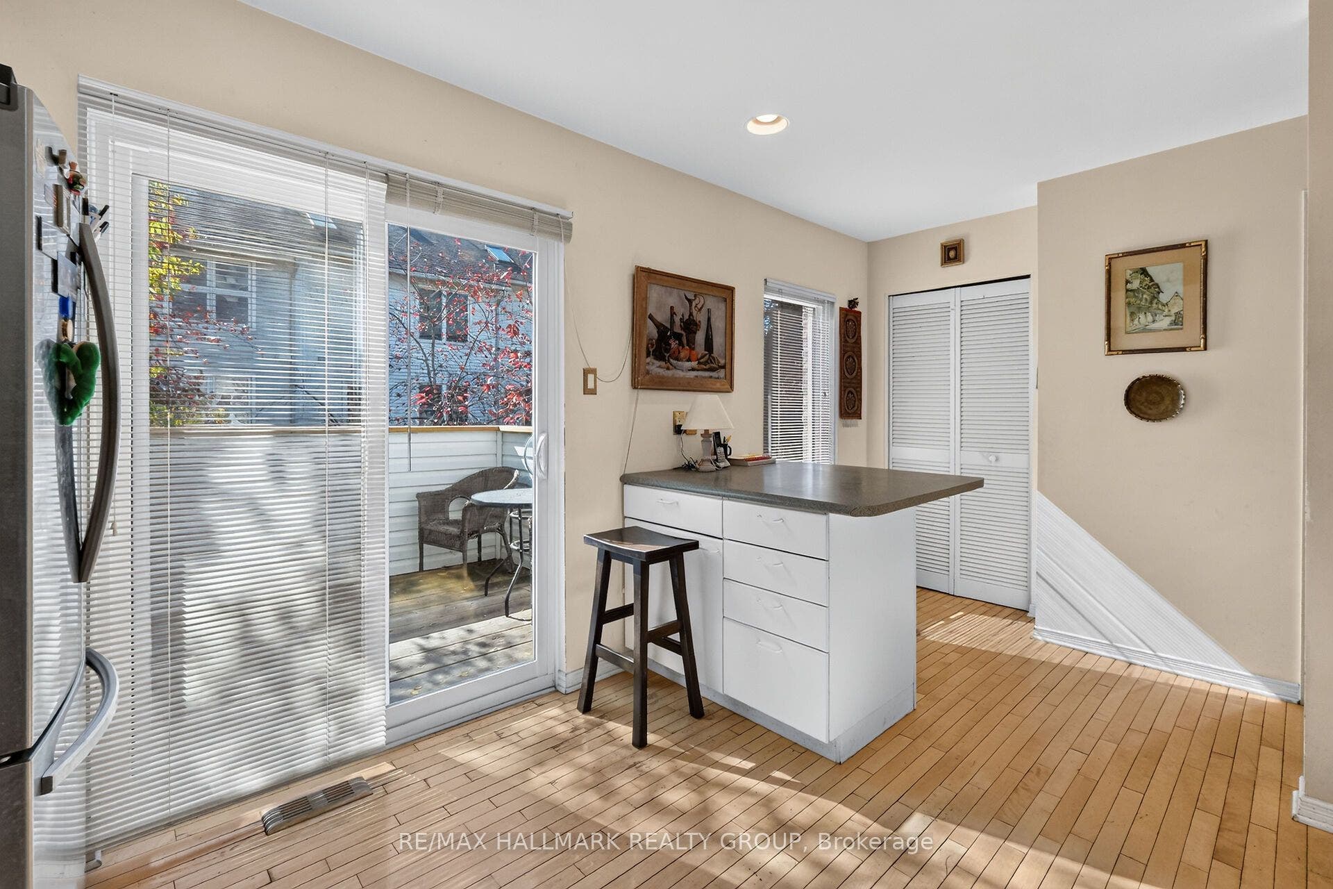 121 Mackay Street, #2, New Edinburgh - Lindenlea, Ottawa ON K1M 2B4 121 Mackay Street, #2, New Edinburgh - Lindenlea, Ottawa ON K1M 2B4