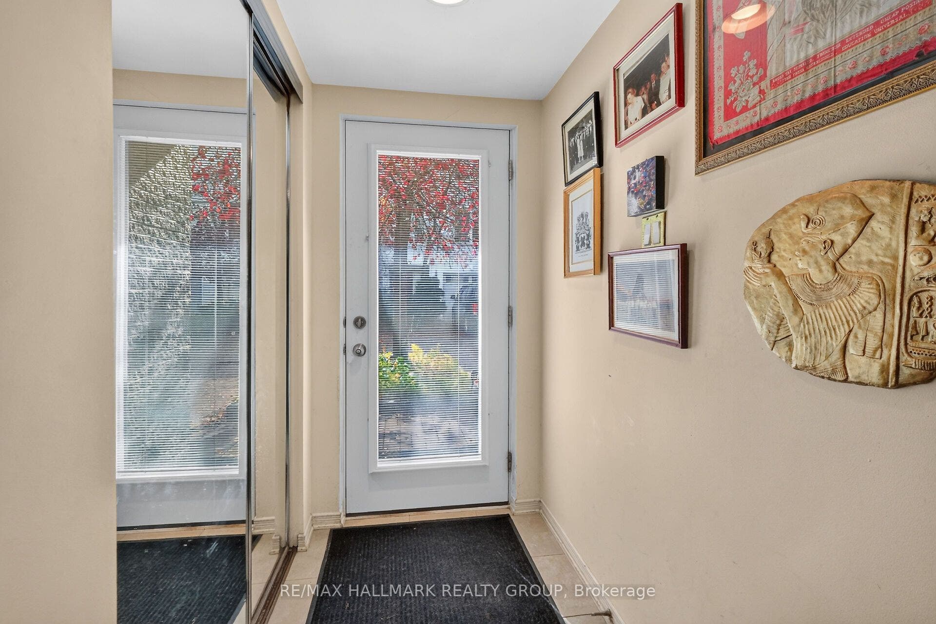 121 Mackay Street, #2, New Edinburgh - Lindenlea, Ottawa ON K1M 2B4 121 Mackay Street, #2, New Edinburgh - Lindenlea, Ottawa ON K1M 2B4