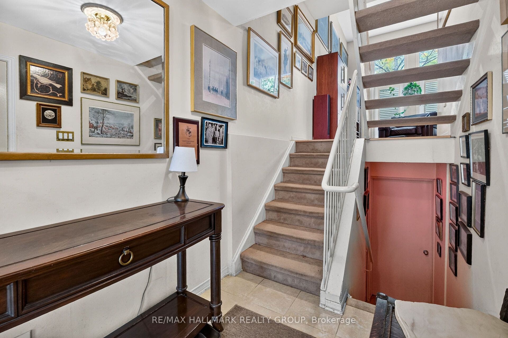 121 Mackay Street, #2, New Edinburgh - Lindenlea, Ottawa ON K1M 2B4 121 Mackay Street, #2, New Edinburgh - Lindenlea, Ottawa ON K1M 2B4
