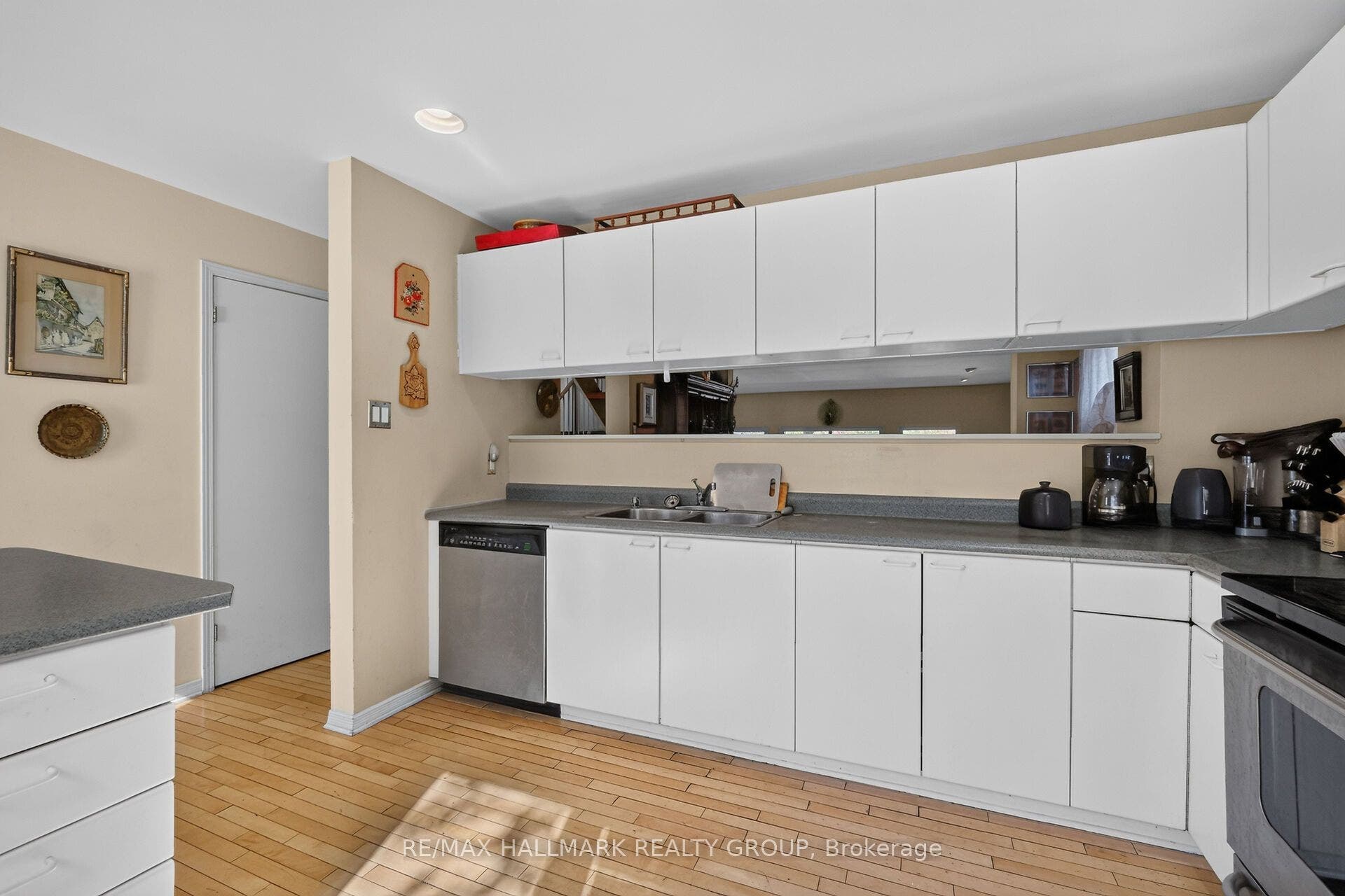121 Mackay Street, #2, New Edinburgh - Lindenlea, Ottawa ON K1M 2B4 121 Mackay Street, #2, New Edinburgh - Lindenlea, Ottawa ON K1M 2B4