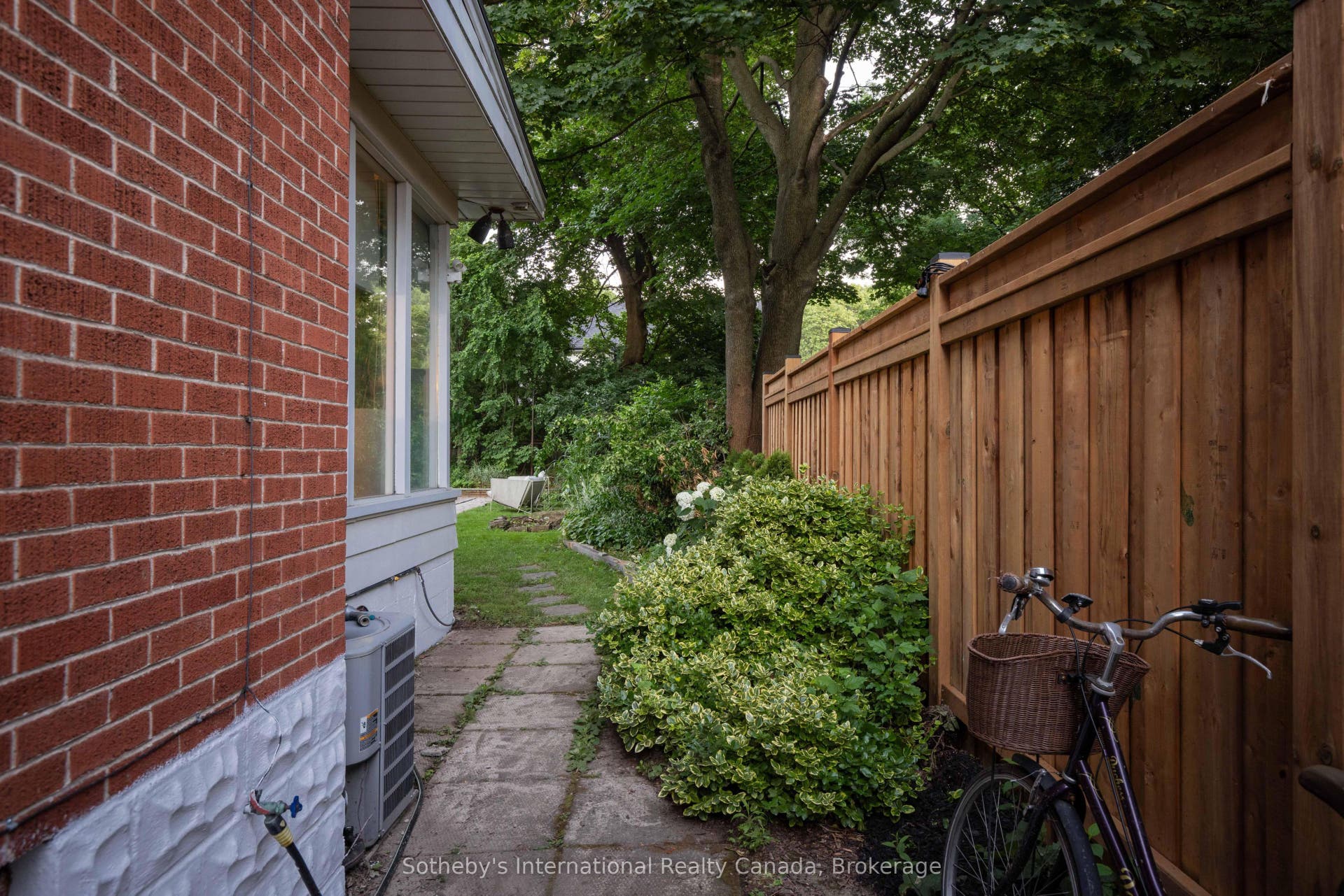 27 Arcade Crescent, Hamilton, Hamilton ON L9C 3H8