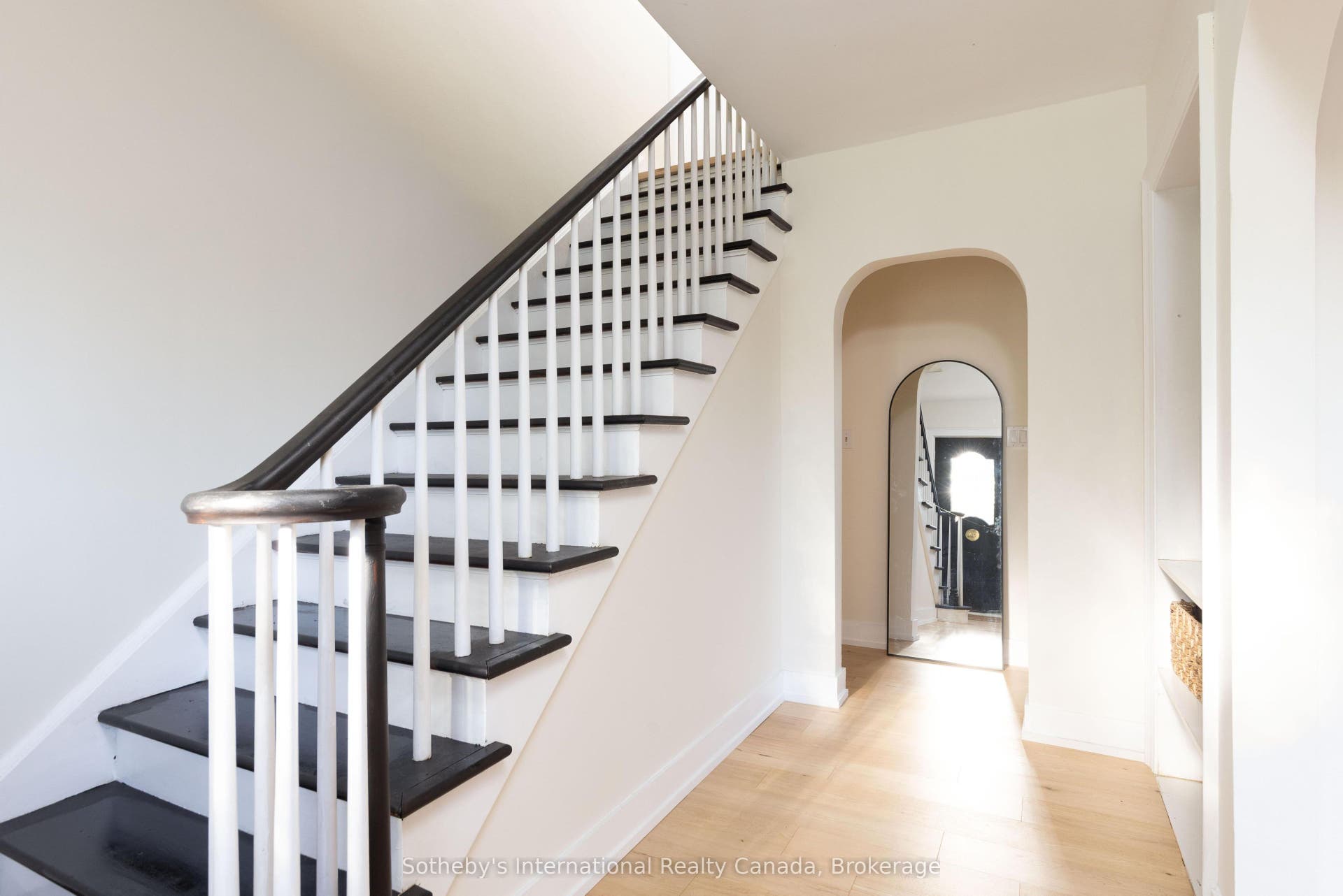 27 Arcade Crescent, Hamilton, Hamilton ON L9C 3H8
