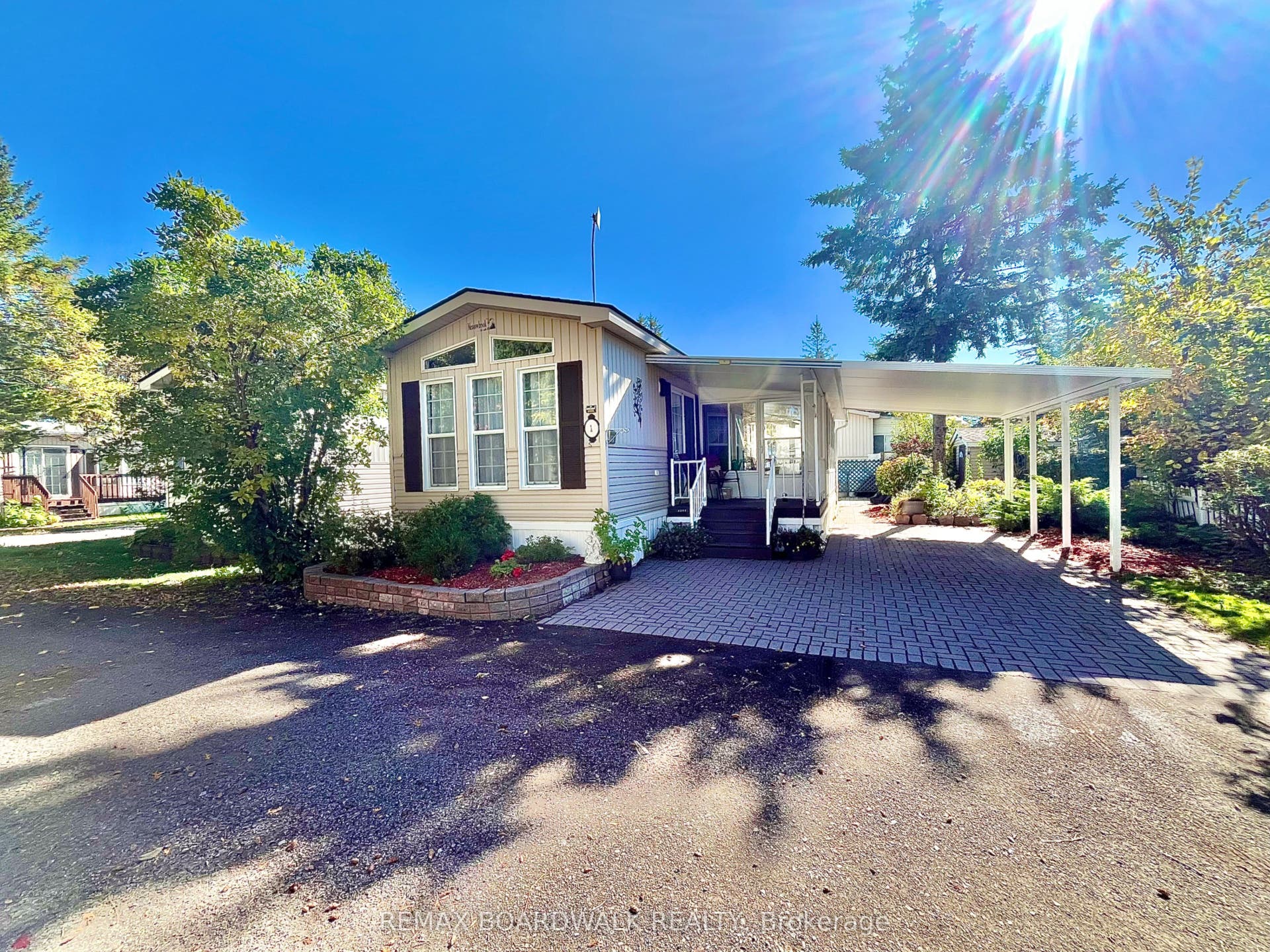 1 Mireille Private, Stittsville - Munster - Richmond, Ottawa ON K0A 1B0
