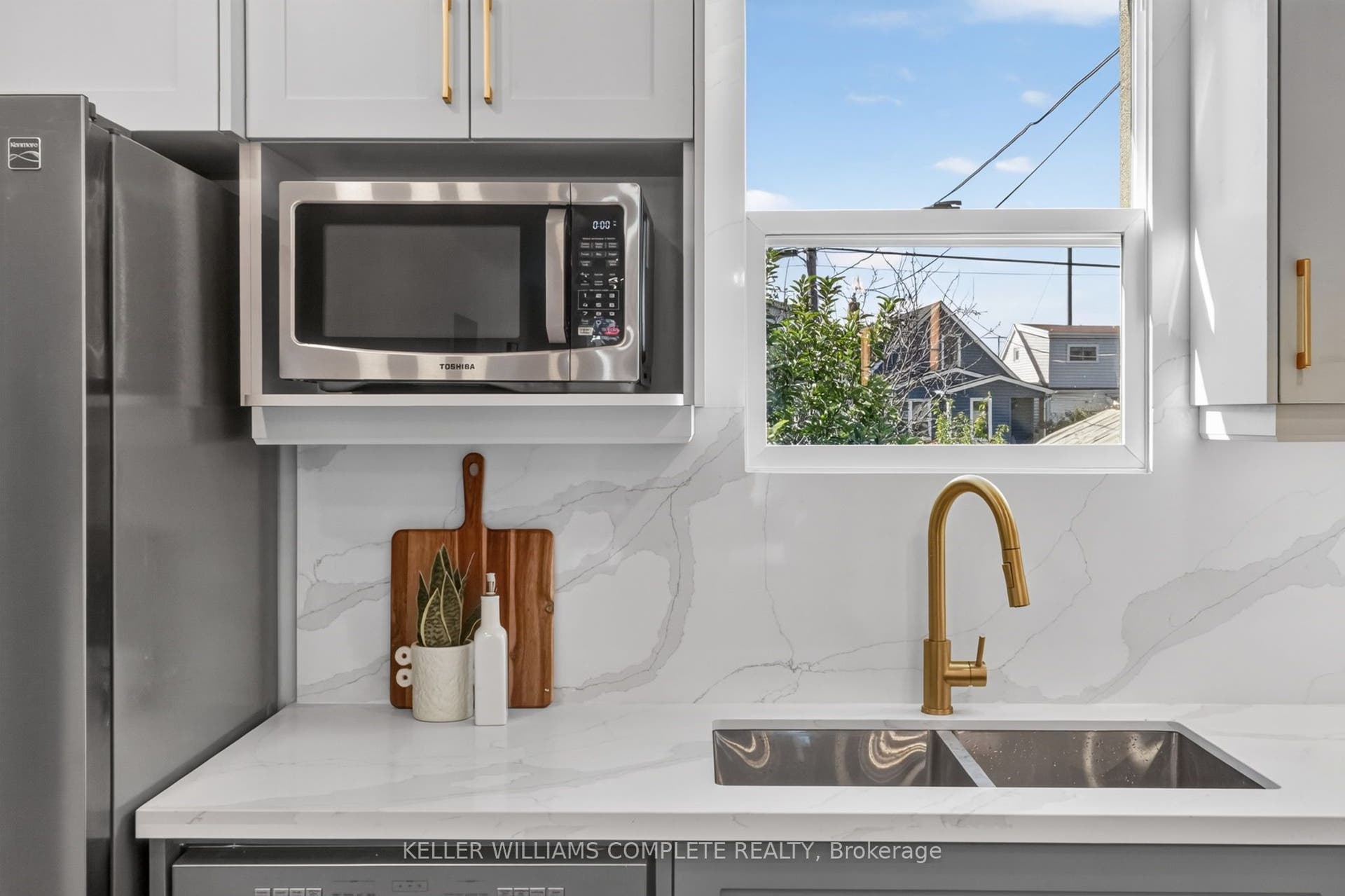 Green bottom cabinets, photos show blue.