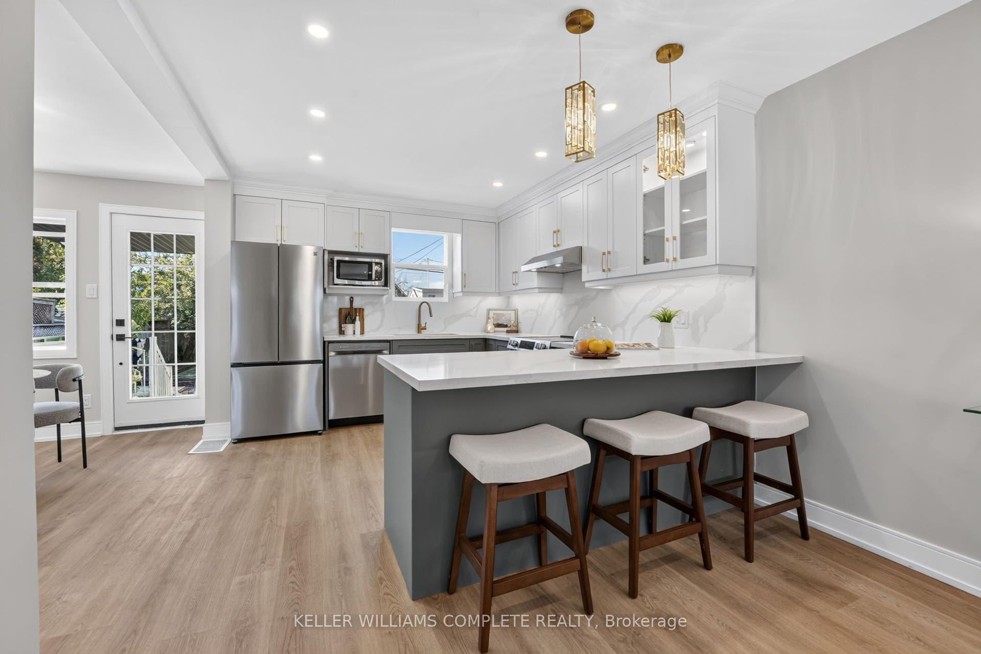 Green bottom cabinets, photos show blue.