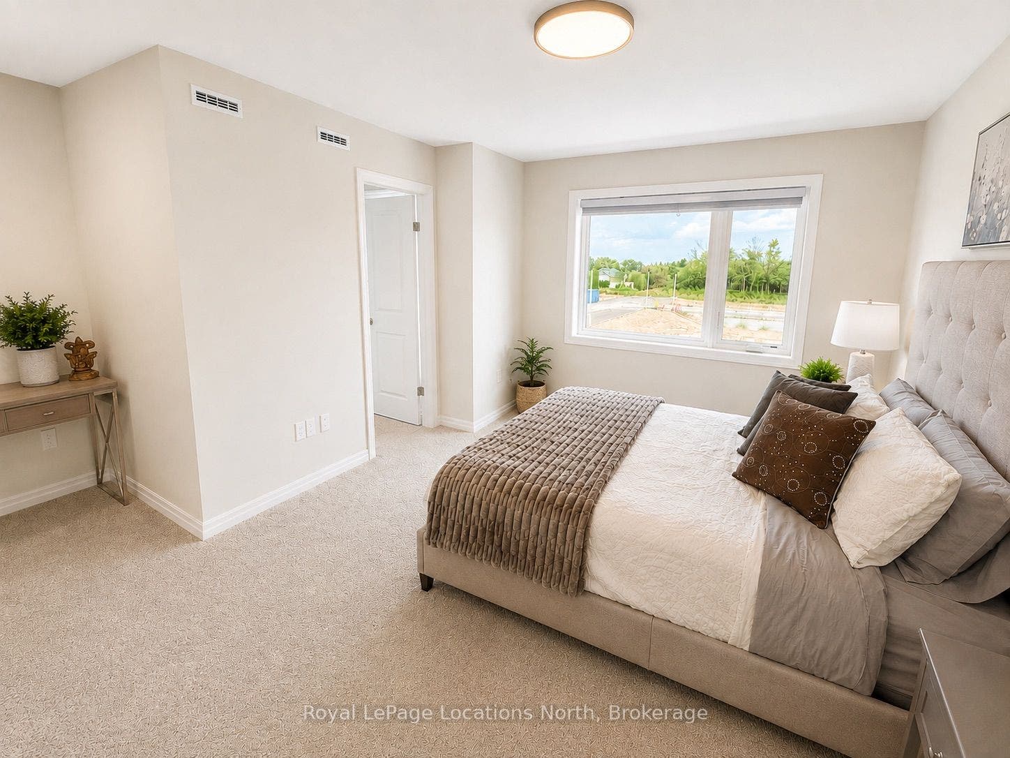 Primary Bedroom with ensuite & walkin closet