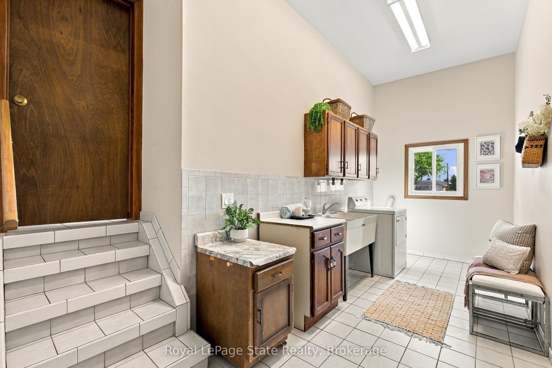 RARE M.FLR Laundry w/12' ceil'g & garage access!