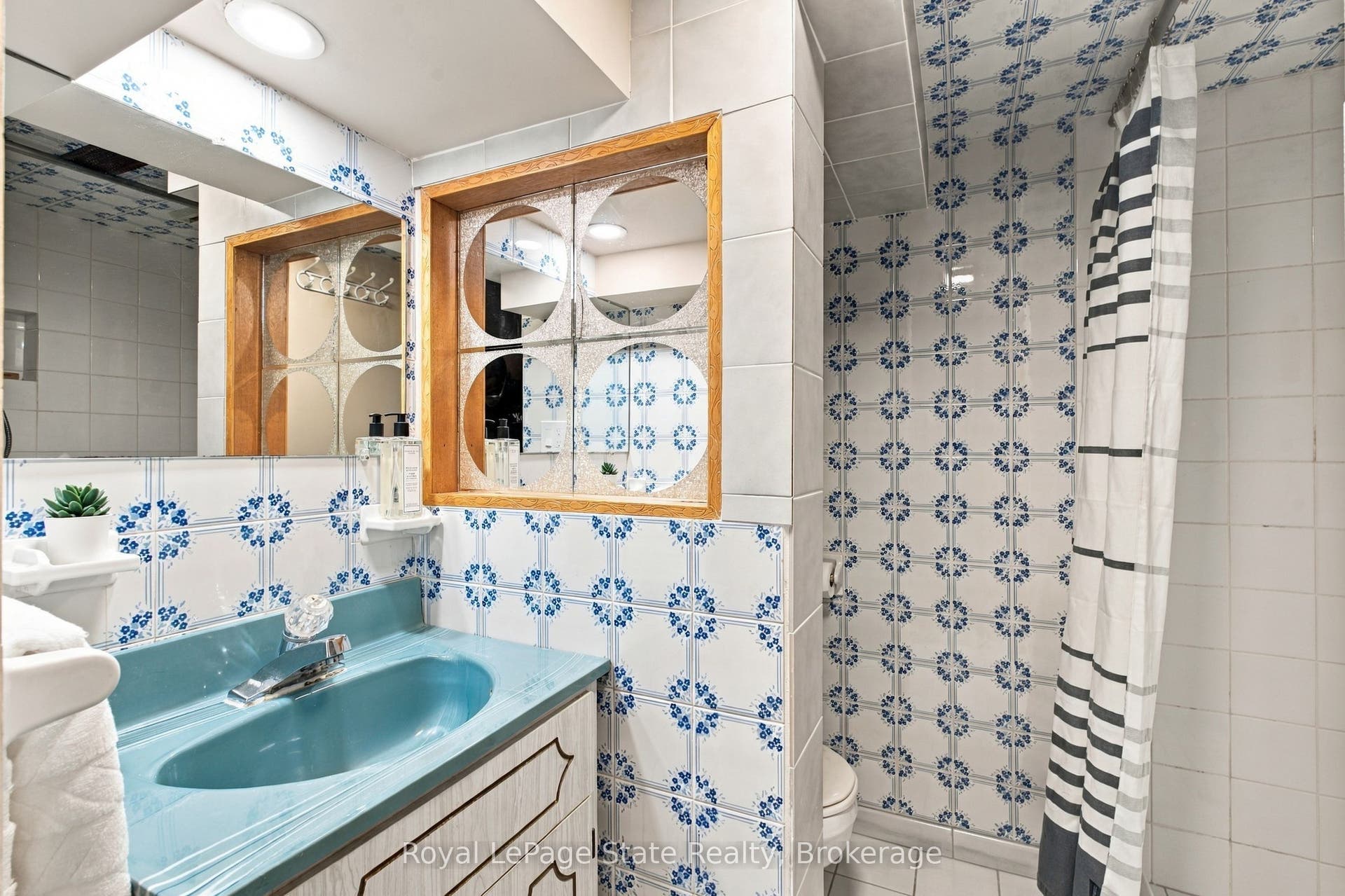 2ND Bathroom with sep shower & NEW LED lights