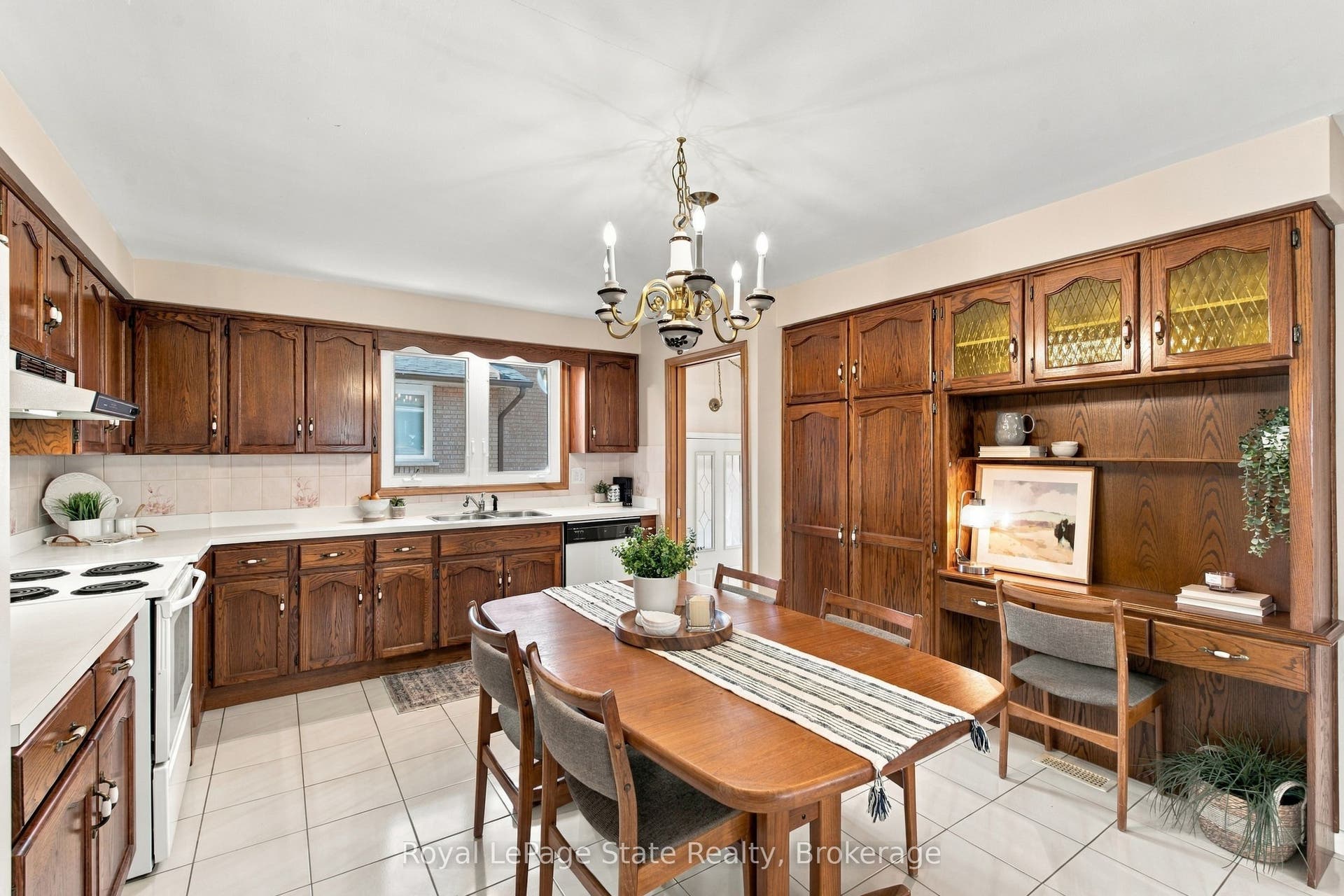 Appliances stay & desk area ideal for FAMILIES