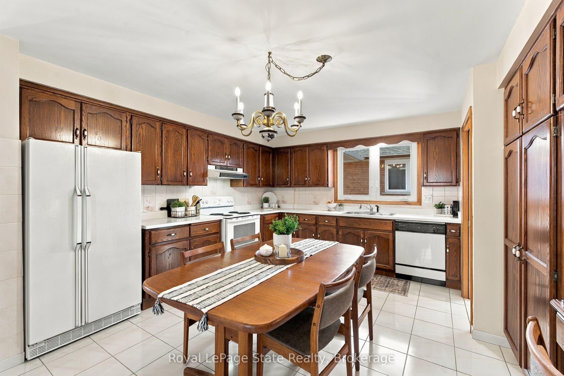 Family size kitchen is perfect daily meals!