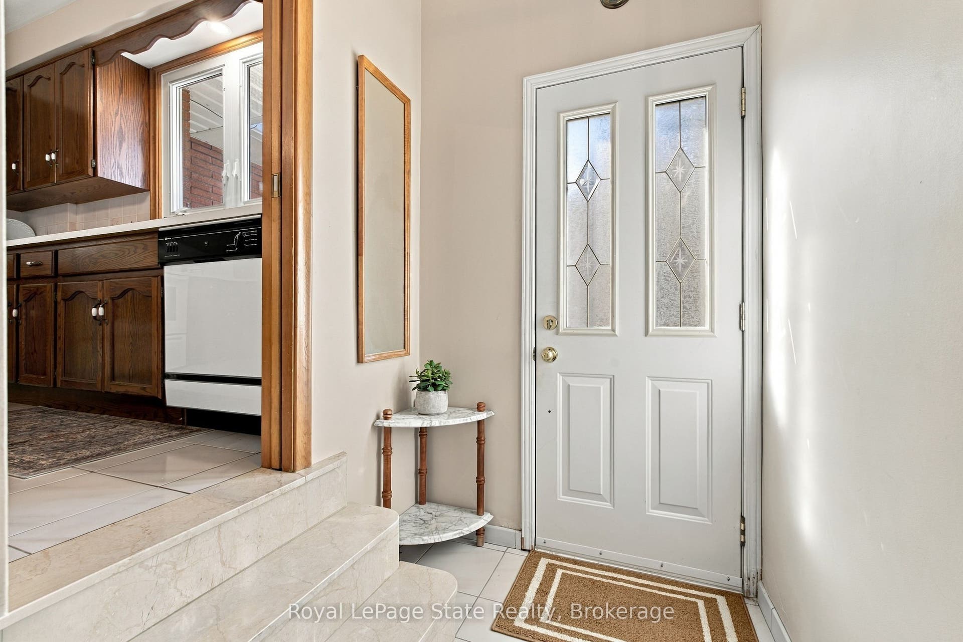 SEPARATE side ENTRY is ideal for Rental/Inlaws