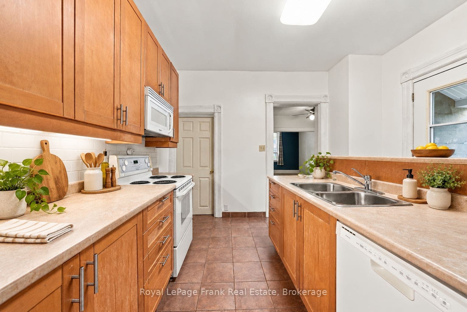 492 Hopkins Avenue, Peterborough, Peterborough ON K9H 2R8