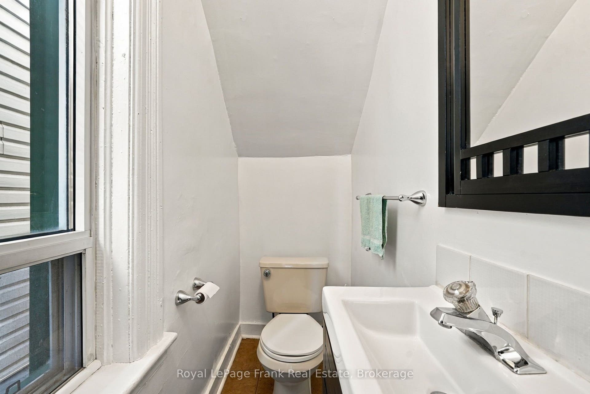 492 Hopkins Avenue, Peterborough, Peterborough ON K9H 2R8