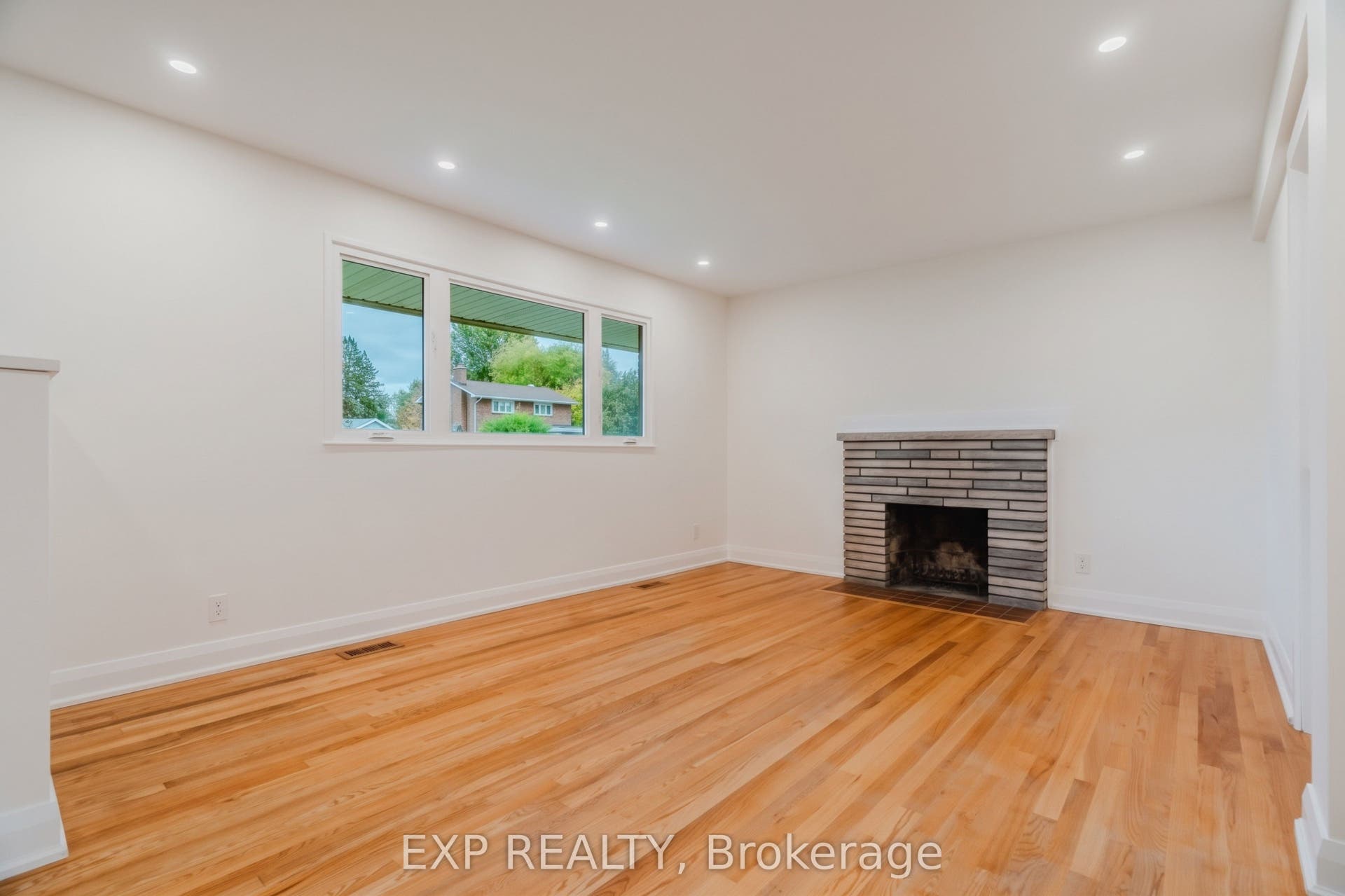 24 Newhaven Street, South Of Baseline To Knoxdale, Ottawa ON K2G 0X5