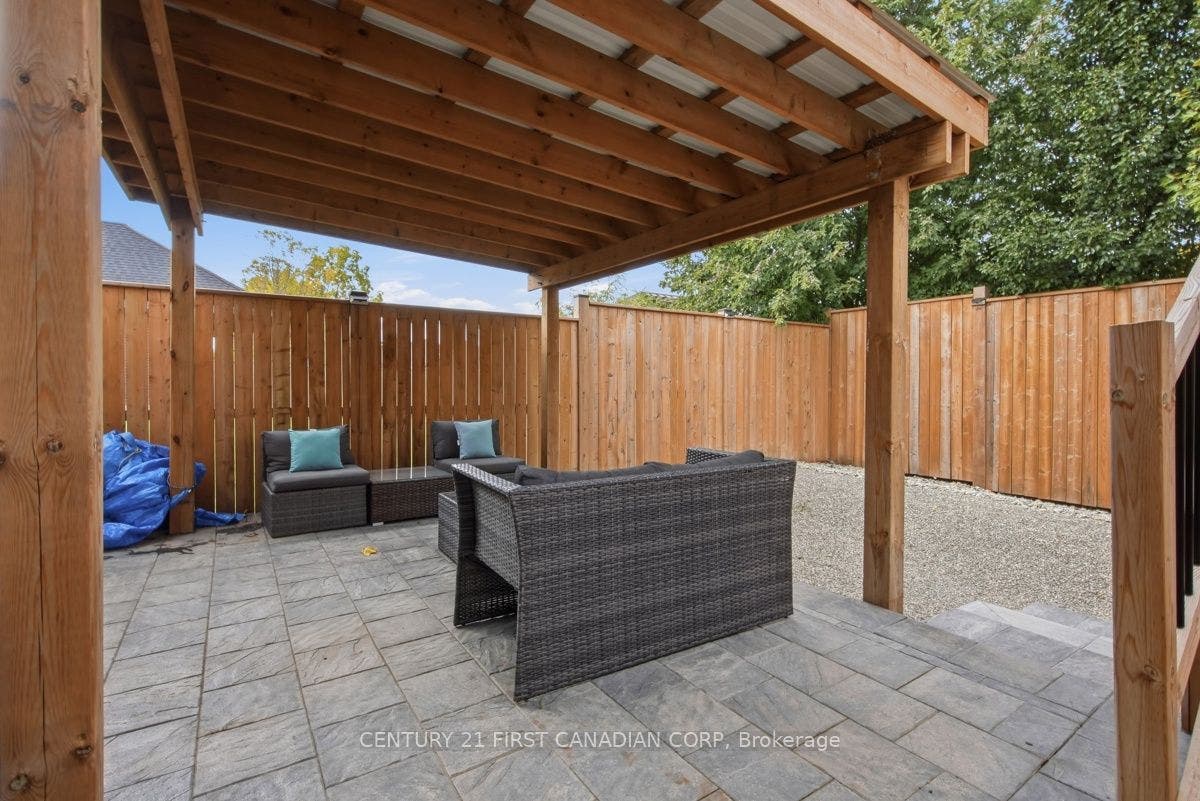 12 Briscoe Crescent, Strathroy-Caradoc, Middlesex ON N7G 4E1