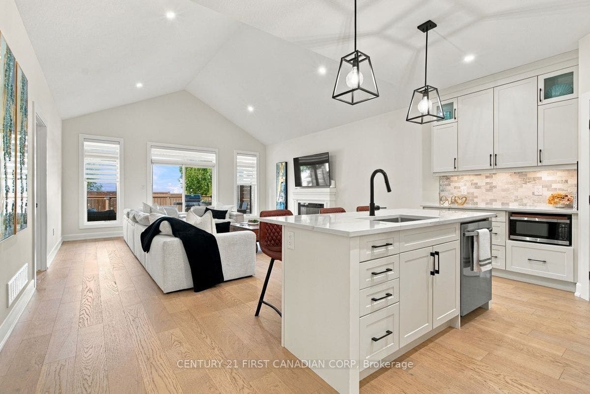12 Briscoe Crescent, Strathroy-Caradoc, Middlesex ON N7G 4E1