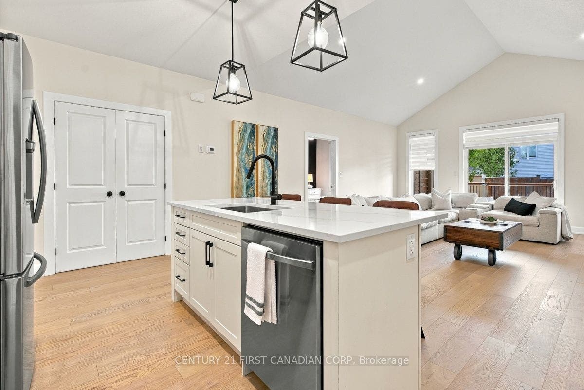 12 Briscoe Crescent, Strathroy-Caradoc, Middlesex ON N7G 4E1