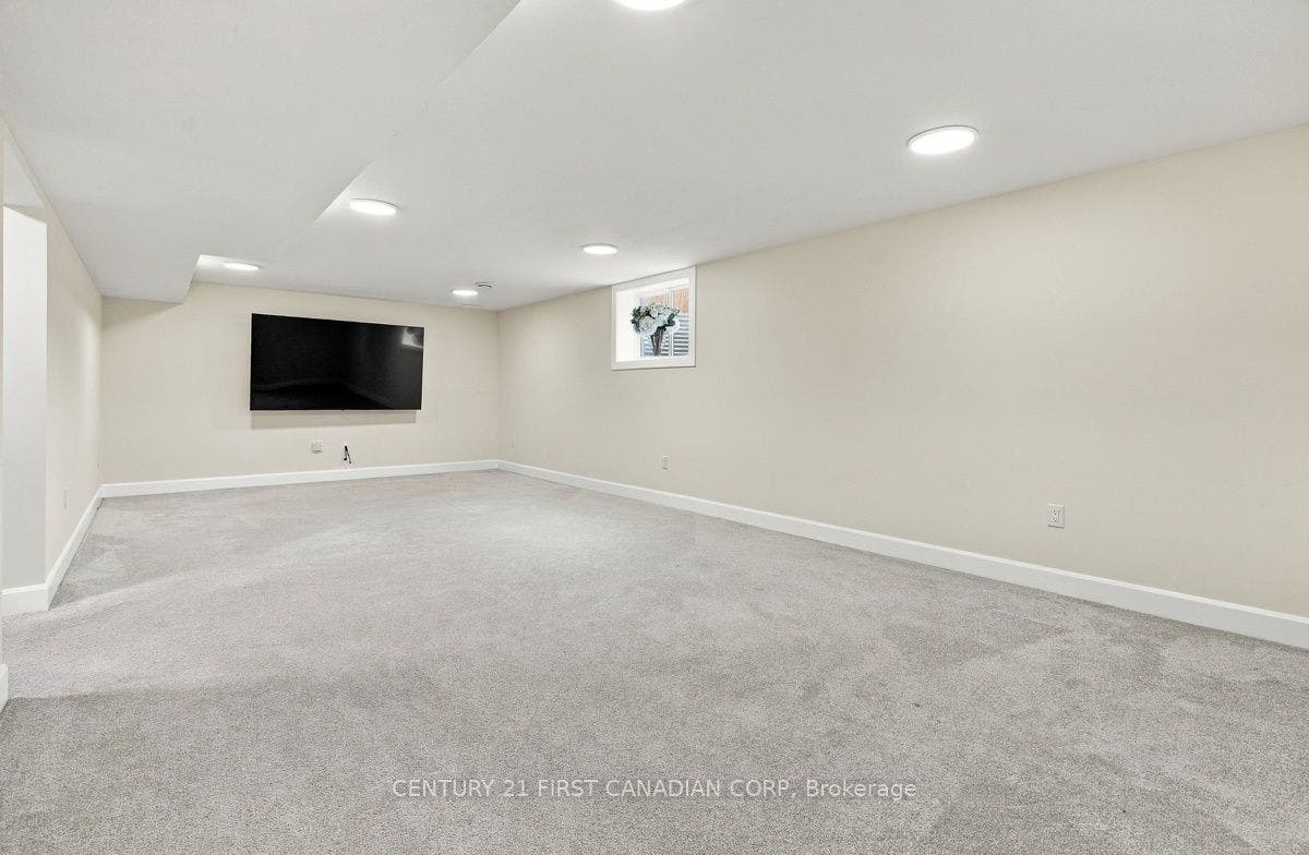 12 Briscoe Crescent, Strathroy-Caradoc, Middlesex ON N7G 4E1