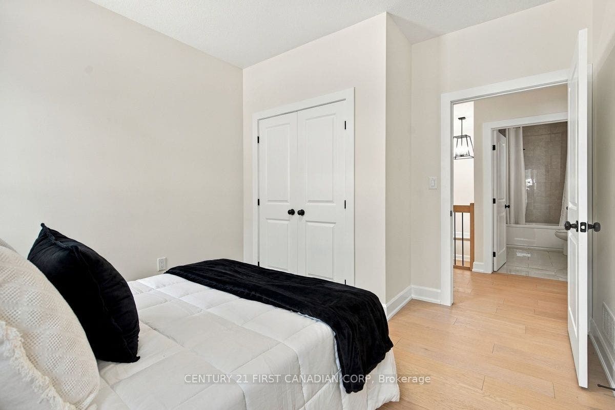 12 Briscoe Crescent, Strathroy-Caradoc, Middlesex ON N7G 4E1