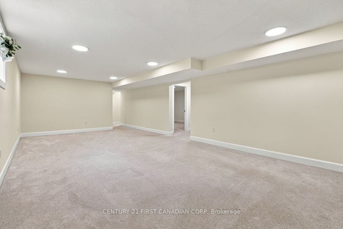12 Briscoe Crescent, Strathroy-Caradoc, Middlesex ON N7G 4E1