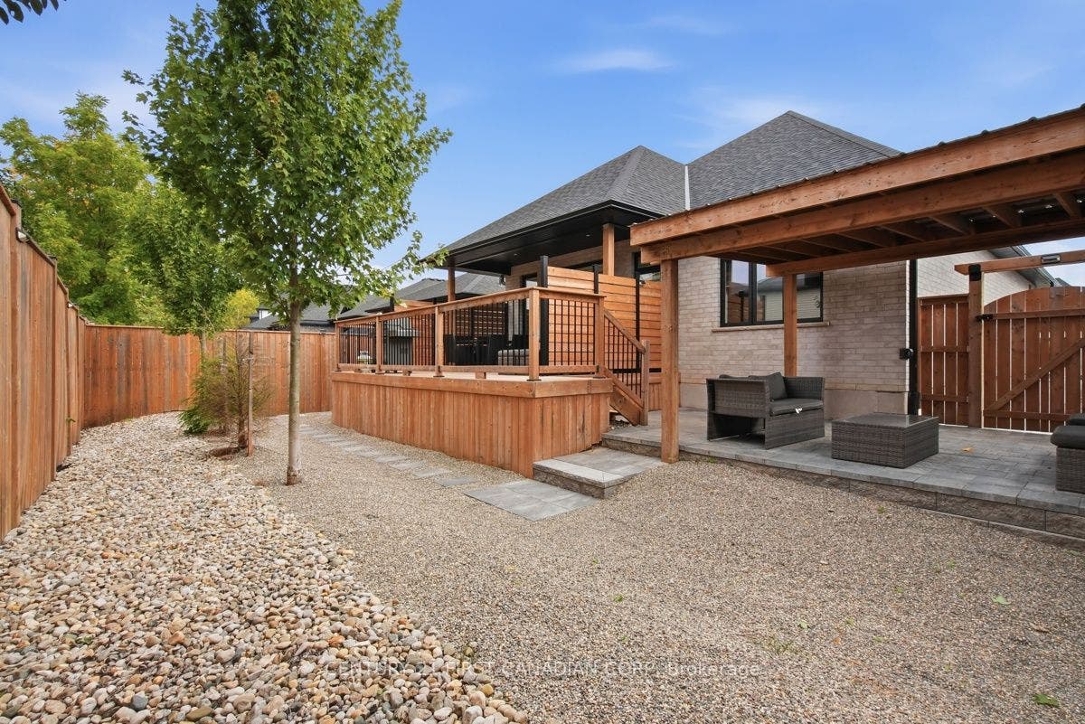 12 Briscoe Crescent, Strathroy-Caradoc, Middlesex ON N7G 4E1