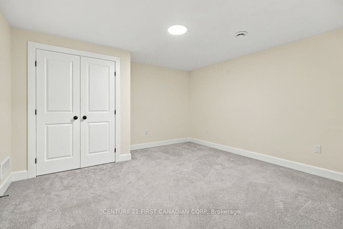 12 Briscoe Crescent, Strathroy-Caradoc, Middlesex ON N7G 4E1