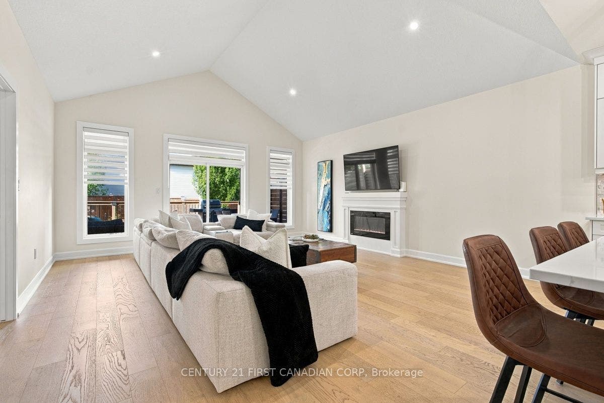 12 Briscoe Crescent, Strathroy-Caradoc, Middlesex ON N7G 4E1