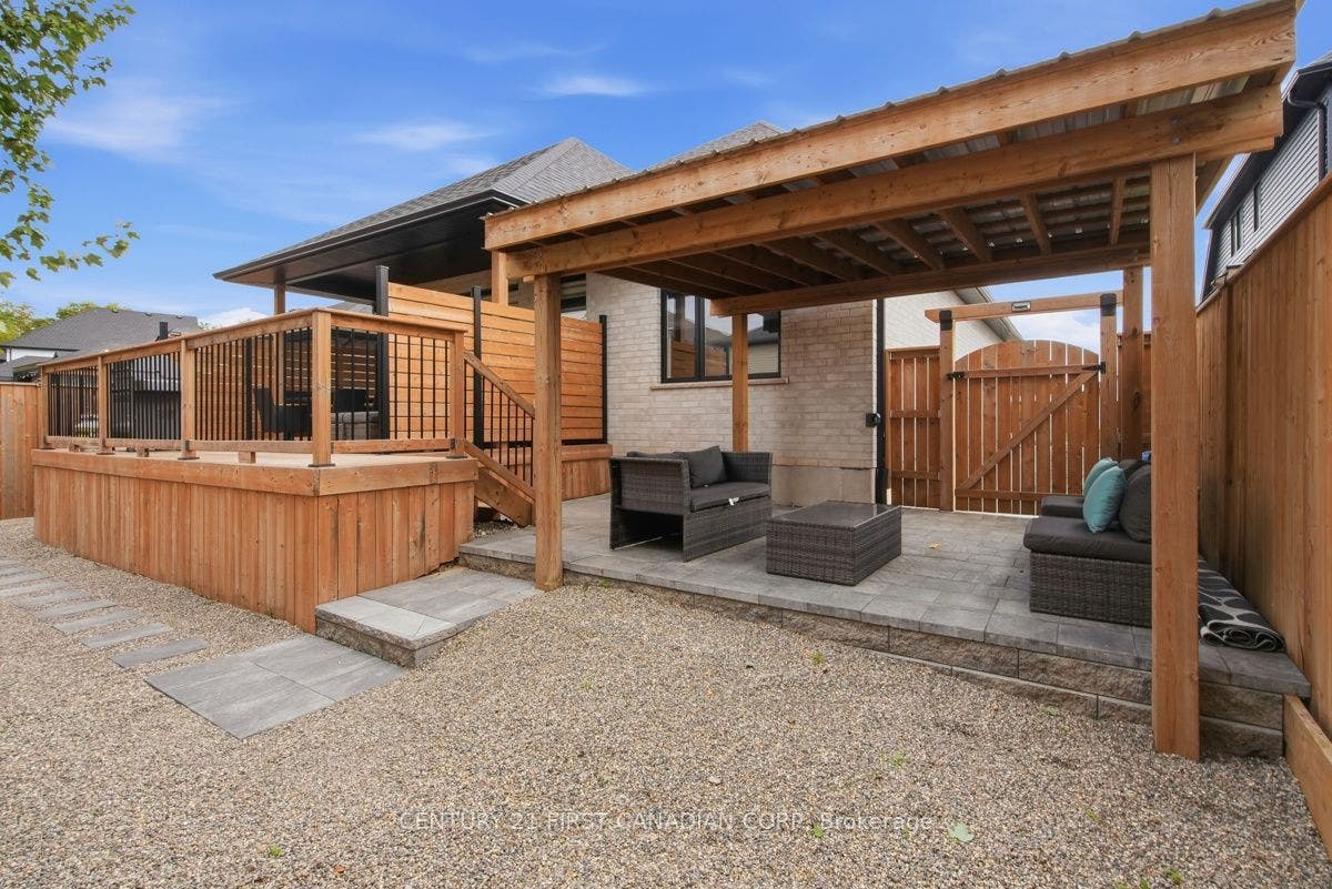 12 Briscoe Crescent, Strathroy-Caradoc, Middlesex ON N7G 4E1