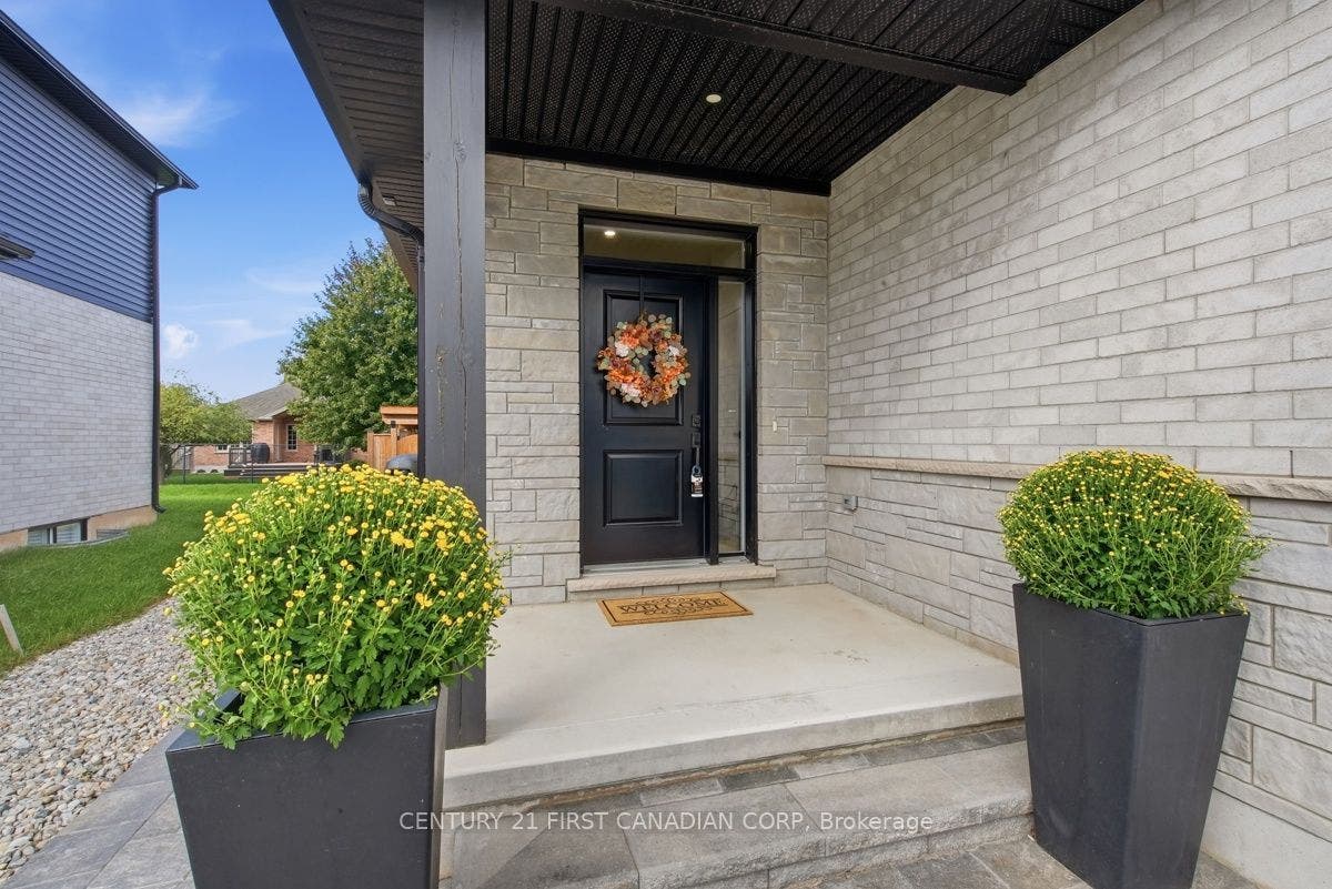 12 Briscoe Crescent, Strathroy-Caradoc, Middlesex ON N7G 4E1