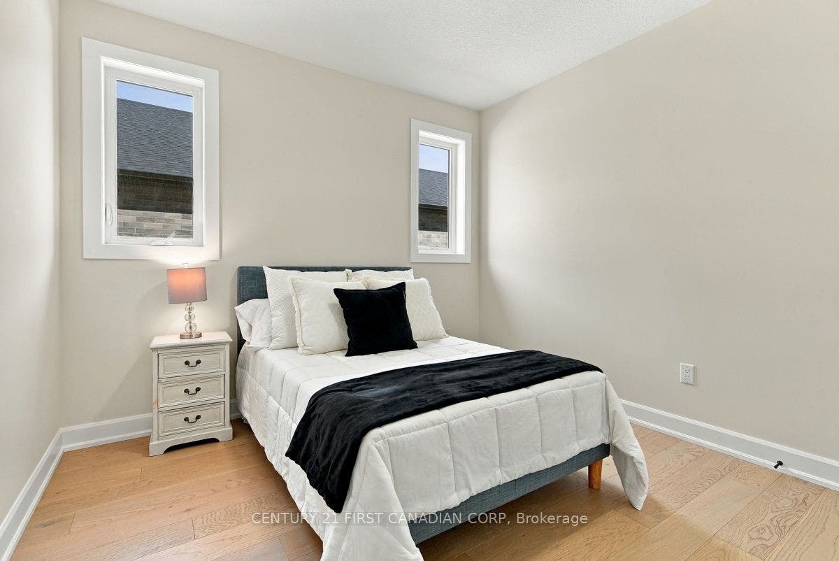 12 Briscoe Crescent, Strathroy-Caradoc, Middlesex ON N7G 4E1