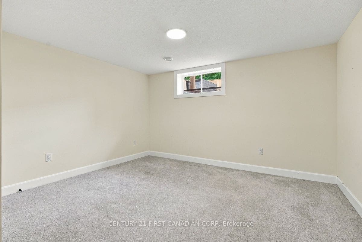 12 Briscoe Crescent, Strathroy-Caradoc, Middlesex ON N7G 4E1