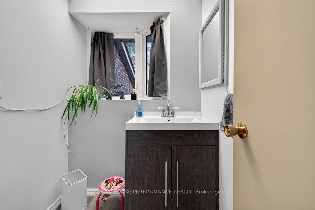 6816 Bilberry Drive, #93, Orleans - Convent Glen And Area, Ottawa ON K1C 3R4 Main floor powder room, off foyer