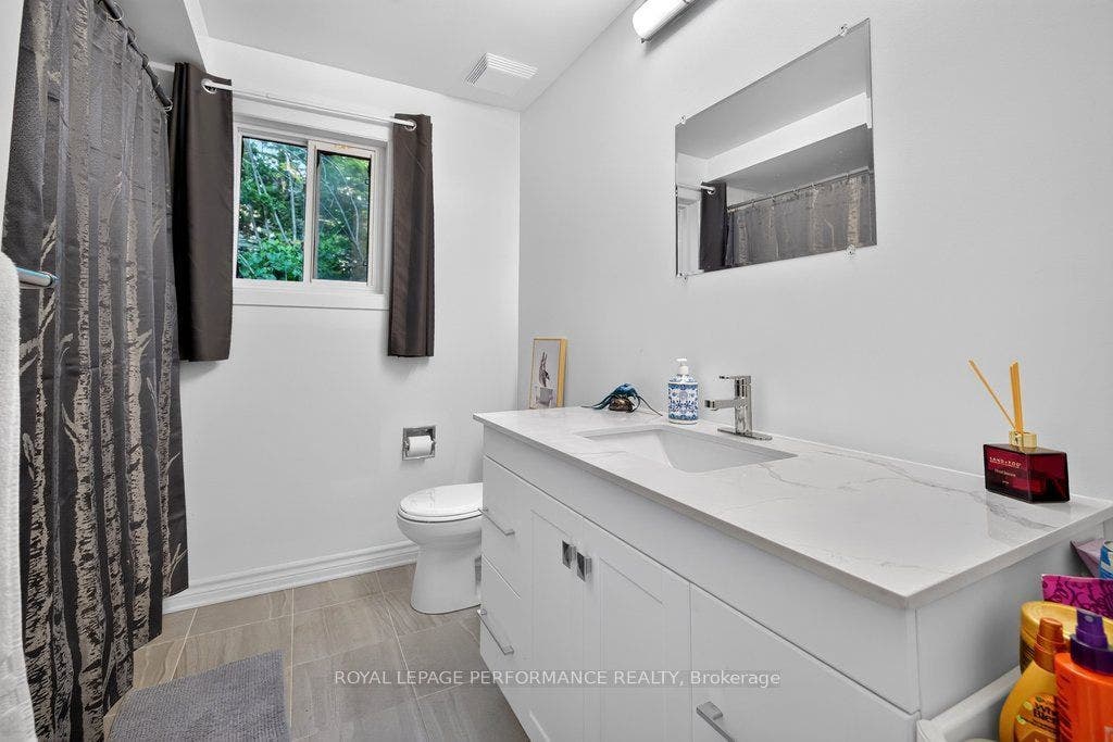6816 Bilberry Drive, #93, Orleans - Convent Glen And Area, Ottawa ON K1C 3R4 Main bath (second level)