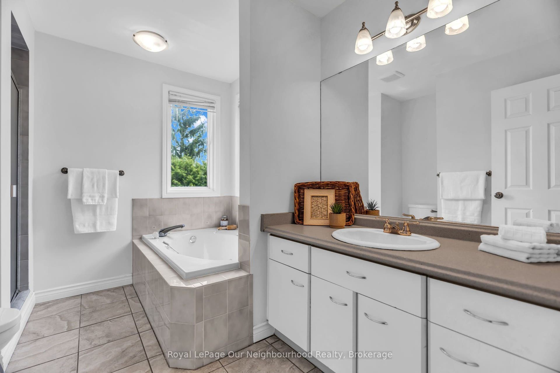 Ensuite with Soaker Tub
