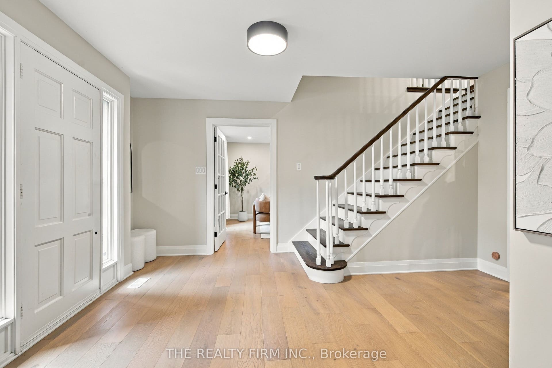 Ample sunlight into the main foyer