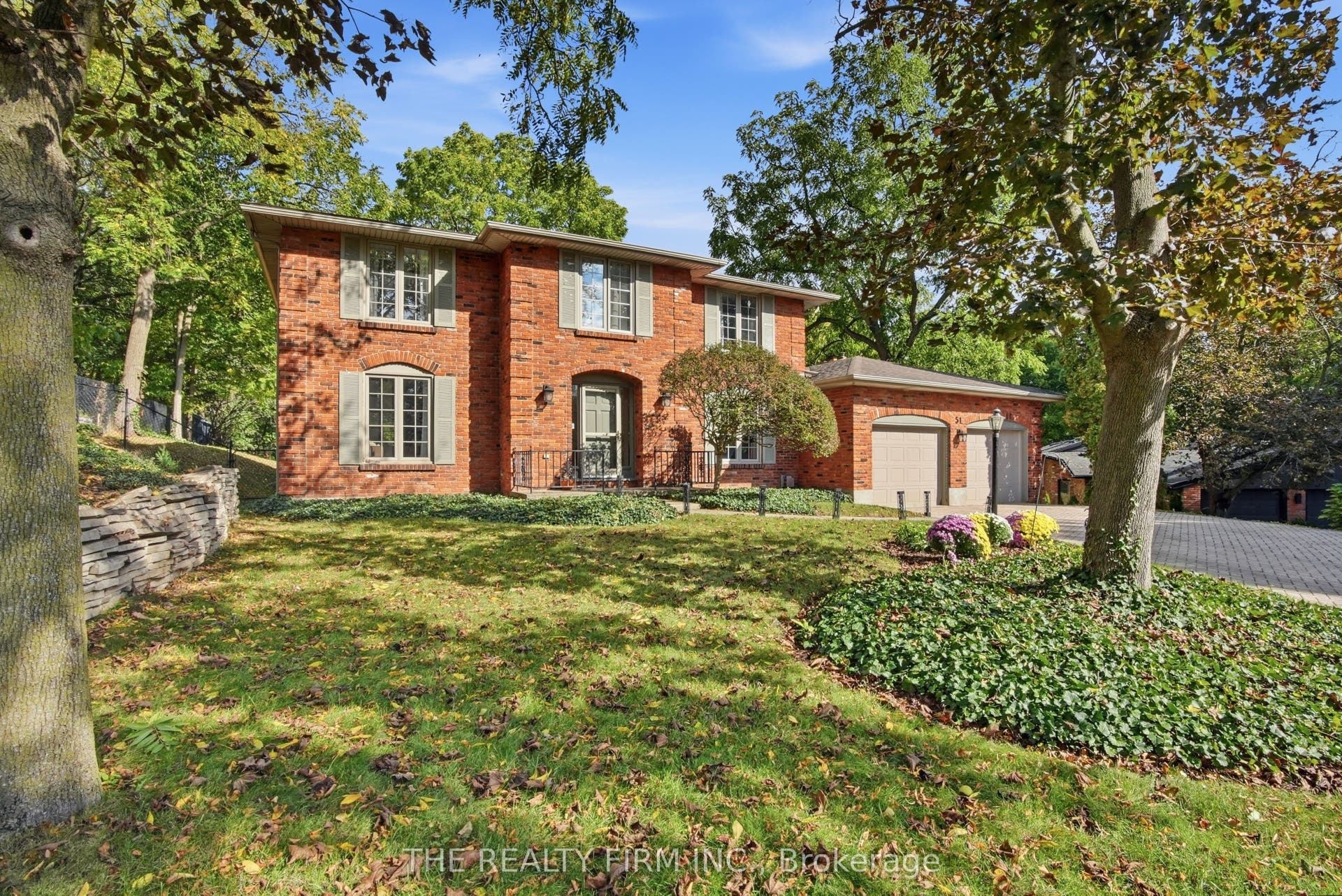 Large pie shaped lot - fully upgraded