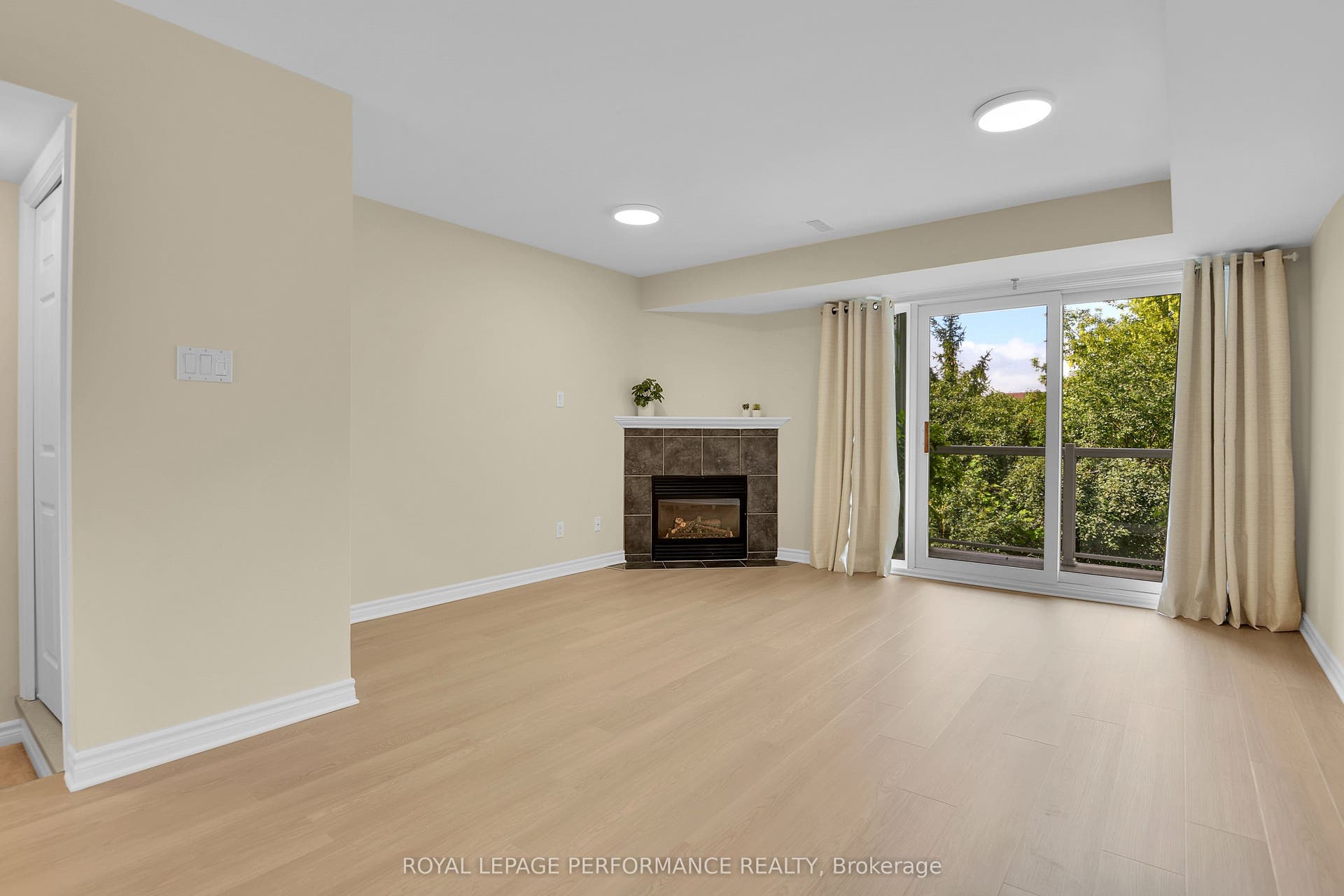 64 Mayflower Private, Woodroffe, Ottawa ON K2B 0A2 64 Mayflower Private, Woodroffe, Ottawa ON K2B 0A2