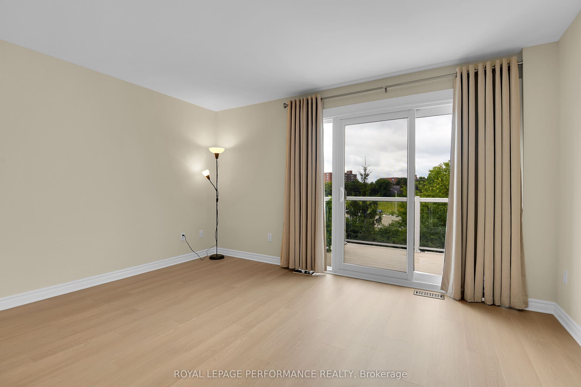 64 Mayflower Private, Woodroffe, Ottawa ON K2B 0A2 64 Mayflower Private, Woodroffe, Ottawa ON K2B 0A2