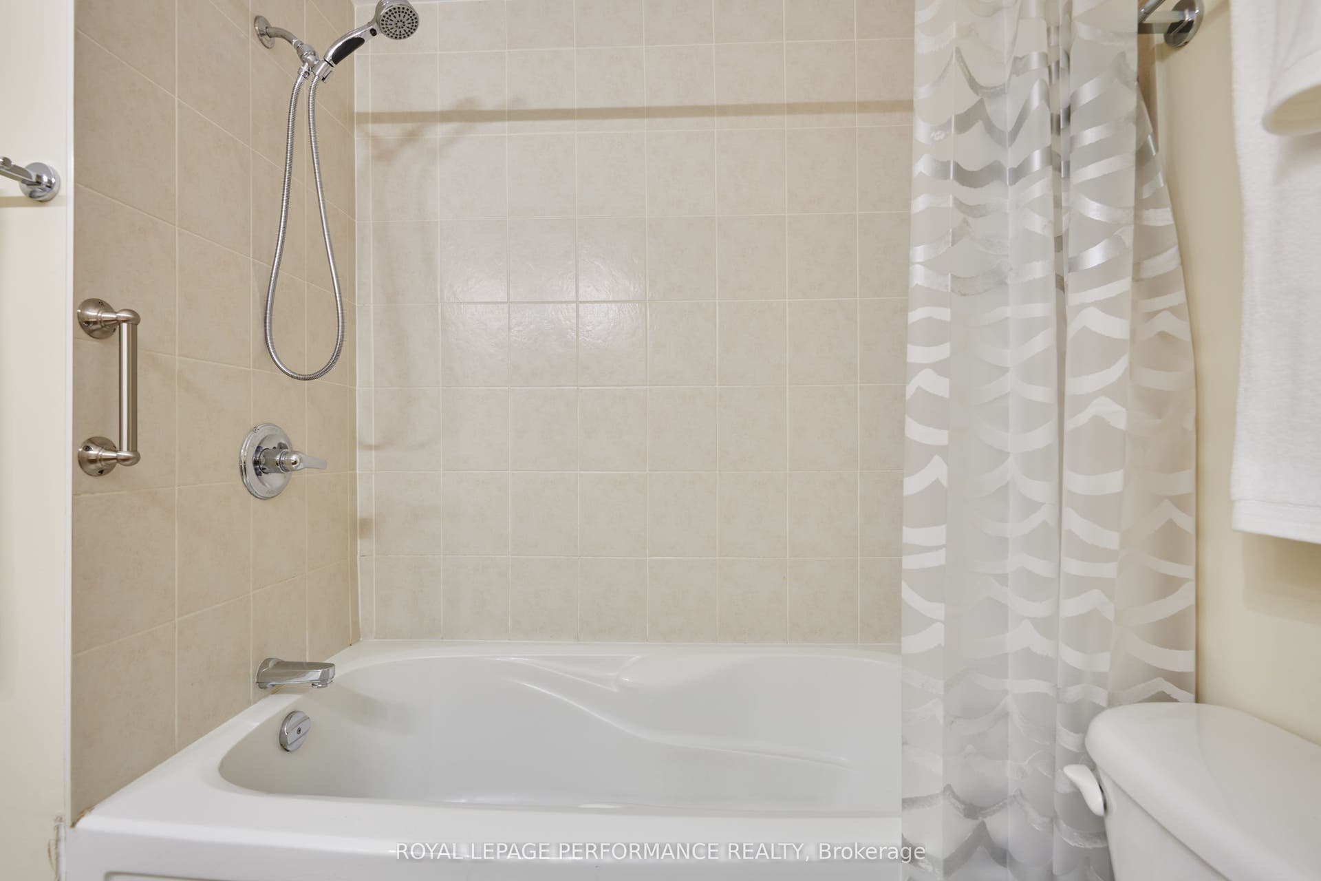 64 Mayflower Private, Woodroffe, Ottawa ON K2B 0A2 64 Mayflower Private, Woodroffe, Ottawa ON K2B 0A2