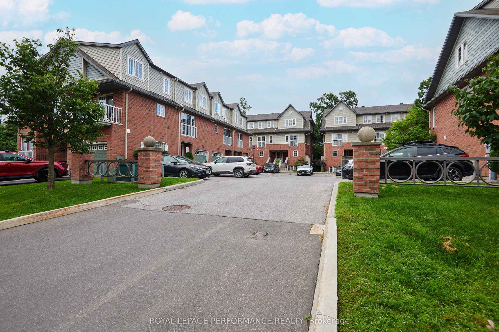 64 Mayflower Private, Woodroffe, Ottawa ON K2B 0A2 64 Mayflower Private, Woodroffe, Ottawa ON K2B 0A2