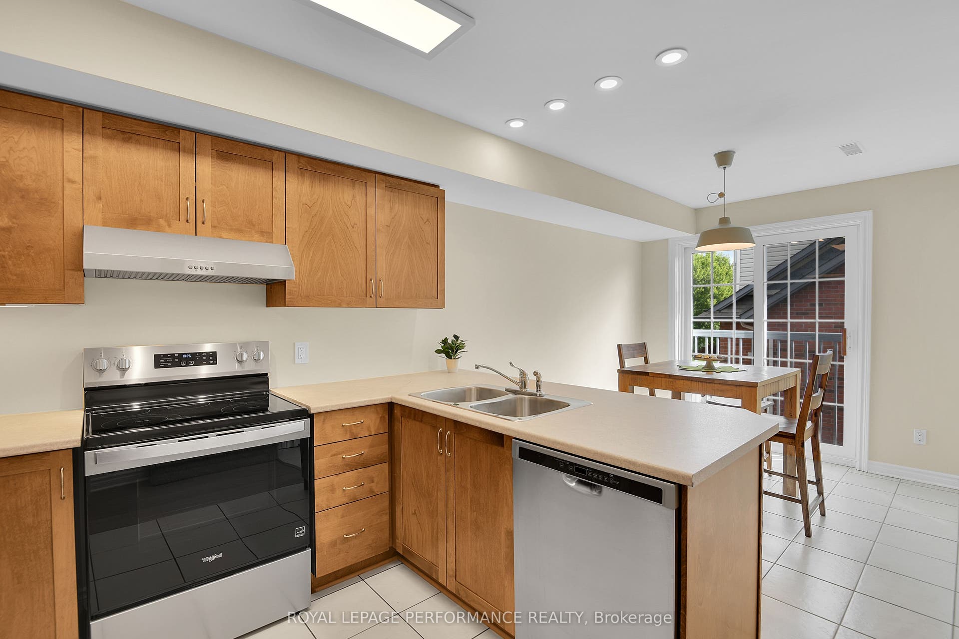 64 Mayflower Private, Woodroffe, Ottawa ON K2B 0A2 64 Mayflower Private, Woodroffe, Ottawa ON K2B 0A2