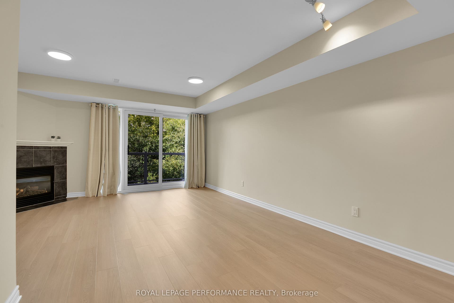 64 Mayflower Private, Woodroffe, Ottawa ON K2B 0A2 64 Mayflower Private, Woodroffe, Ottawa ON K2B 0A2