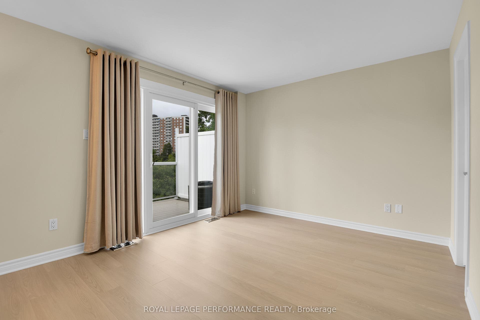 64 Mayflower Private, Woodroffe, Ottawa ON K2B 0A2 64 Mayflower Private, Woodroffe, Ottawa ON K2B 0A2